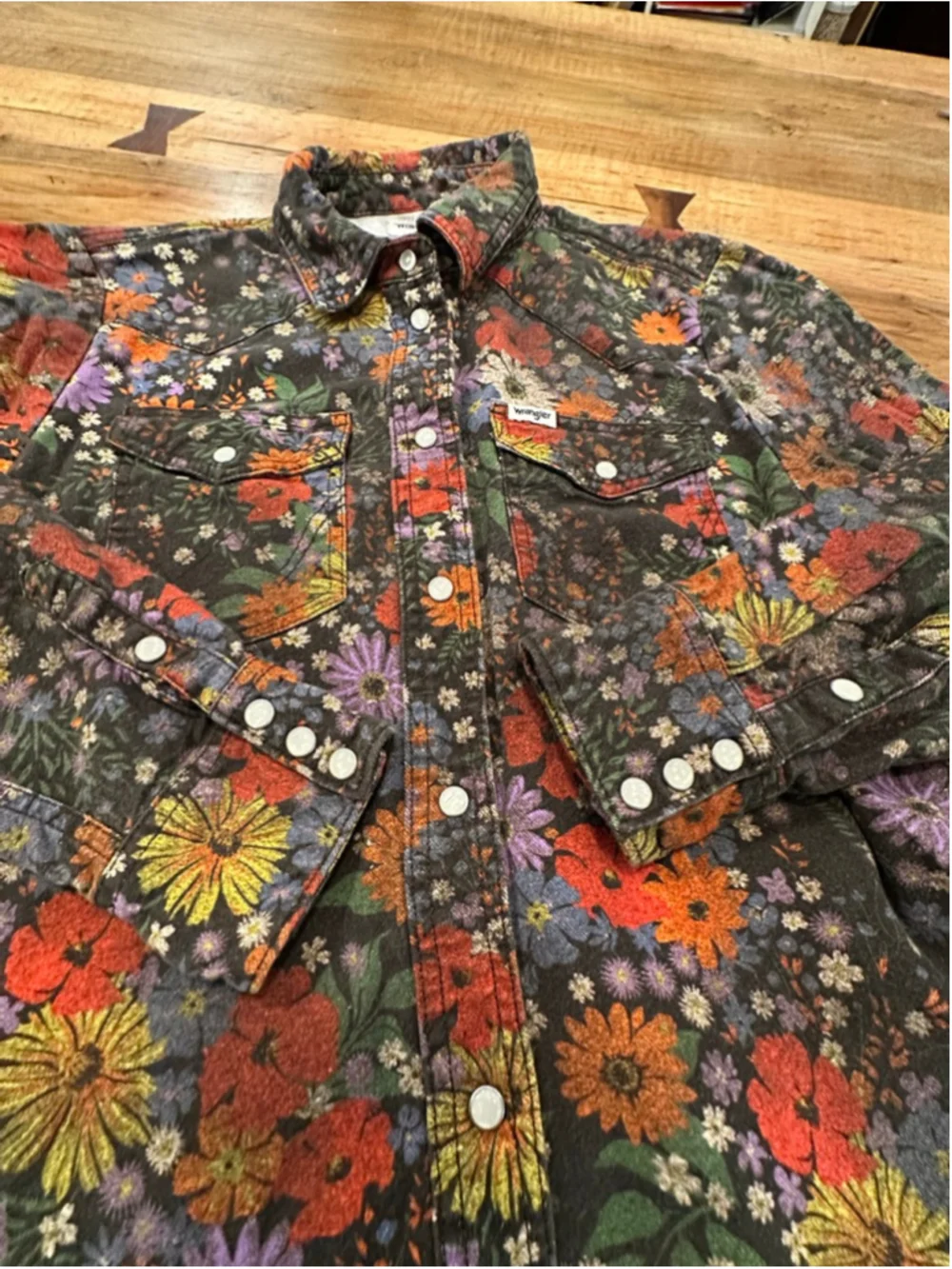 Wrangler Western Floral Raw Hem Cropped Denim Shirt - Picture 12 of 12